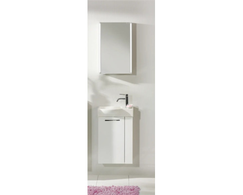 Ensemble de salle de bains moderne avec meuble sous-lavabo blanc, lavabo en céramique, robinet chromé et armoire de toilette éclairée.