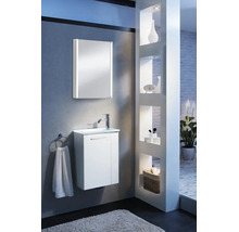 Salle de bains moderne et lumineuse avec meuble sous-lavabo blanc, lavabo et armoire de toilette avec éclairage LED vertical sur un mur gris.