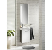 WC d'invités moderne avec lave-mains compact: lavabo en céramique, meuble blanc et bois, grand miroir lumineux et robinetterie.