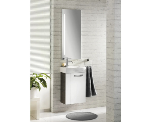 WC d'invités moderne avec lave-mains compact: lavabo en céramique, meuble blanc et bois, grand miroir lumineux et robinetterie.
