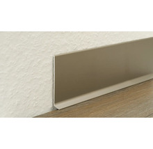 Sockelleiste aus Aluminium an einer strukturierten Wand und einem Boden mit Holzdekor.
