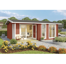 Abri de jardin en bois rouge avec des cadres de fenêtres blancs et des portes vitrées sur une terrasse pavée dans un jardin avec des fleurs.