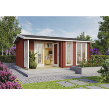 Abri de jardin en bois avec toit à deux pans, fenêtres à croisillons et portes vitrées, aménagé en bureau dans un jardin avec terrasse pavée.
