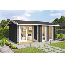 Modernes Gartenhaus aus Holz mit großen Glastüren und Fenstern, Satteldach und hellem Innenbereich in einer gepflegten, hellen Gartenanlage.