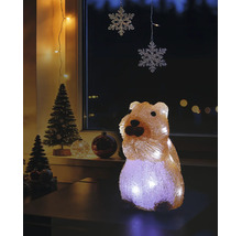Figurine de Noël LED en forme de quokka illuminée dans un décor de Noël avec des petits sapins.