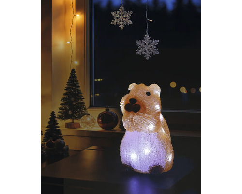 Figurine de Noël LED en forme de quokka illuminée dans un décor de Noël avec des petits sapins.