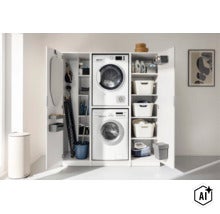 Armoire de buanderie blanche avec lave-linge, sèche-linge, étagères pour produits ménagers et paniers. (Image AI modified or generated)