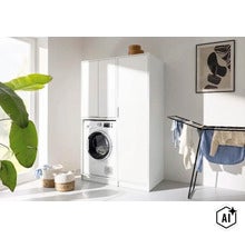 Armoire pour lave-linge blanche et armoire haute avec lave-linge intégré dans une buanderie lumineuse avec séchoir et paniers à linge. (Image AI modified or generated)