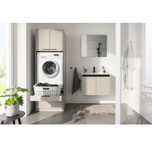Moderner Waschmaschinenschrank in Beige mit erhöht eingebauter Waschmaschine, Auszug für Wäschekorb und Oberschrank im hellen Badezimmer.