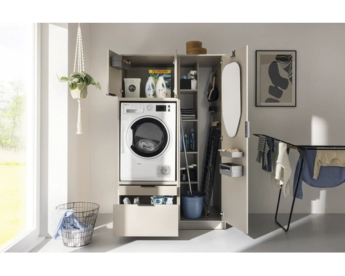 Heller Hausarbeitsraum mit einem geöffneten Waschmaschinenschrank, der eine Waschmaschine, Stauraum für Waschmittel und Putzutensilien bietet.
