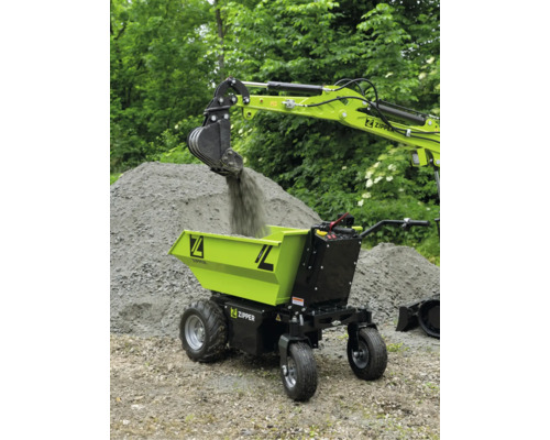 Dumper électrique Zipper chargé de gravier par un godet d'excavatrice à l'extérieur.