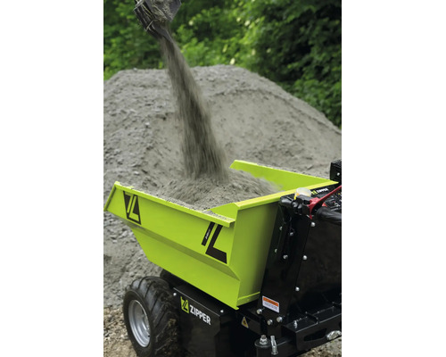 Le minidumper Zipper est rempli de sable. Brouette électrique pour chantier et jardin.