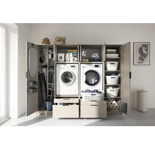 Armoire de buanderie spacieuse en bois avec lave-linge, sèche-linge intégrés, tiroirs et grand espace de rangement pour le ménage.