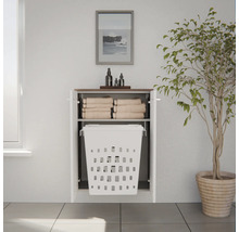 Armoire de salle de bain murale avec portes ouvertes, panier à linge intégré et étagère pour serviettes.