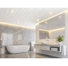 Salle de bains moderne et lumineuse avec baignoire en îlot, carrelage mural marbré, meuble sous-vasque avec vasque à poser et plafond en bois.