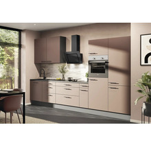 Moderne Einbauküche in Beige mit schwarzen Griffen, Einbaubackofen, Dunstabzugshaube und Spritzschutz in Marmoroptik.