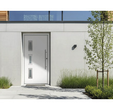 Porte d'entrée blanche moderne avec trois inserts vitrés rectangulaires et une longue poignée en acier inoxydable dans une façade claire.