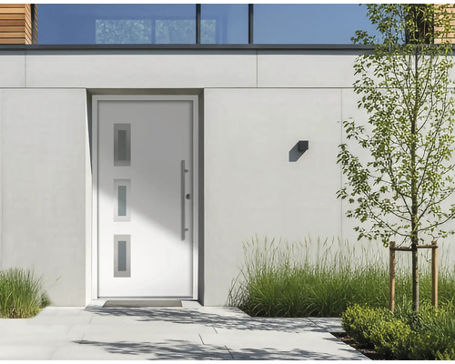 Porte d'entrée blanche moderne avec trois inserts vitrés rectangulaires et une longue poignée en acier inoxydable dans une façade claire.