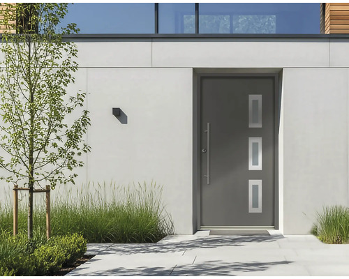 Moderne Haustür mit drei rechteckigen Lichtausschnitten und langem Edelstahl-Stoßgriff in einer modernen Hausfassade.