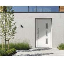 Porte d'entrée moderne blanche avec trois inserts vitrés verticaux et longue poignée en acier inoxydable dans une façade claire.