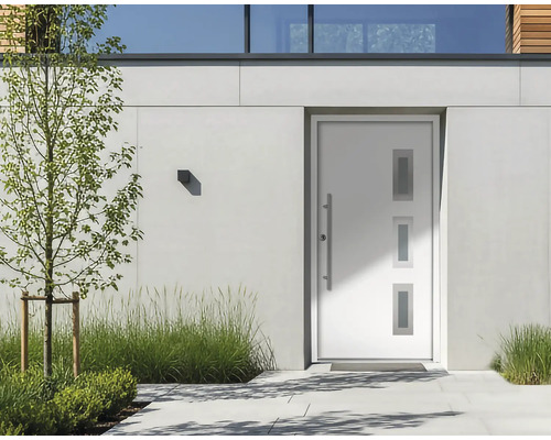 Porte d'entrée moderne blanche avec trois inserts vitrés verticaux et longue poignée en acier inoxydable dans une façade claire.