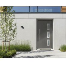 Porte d'entrée moderne avec trois vitrages rectangulaires et une longue poignée en acier inoxydable dans une façade moderne.