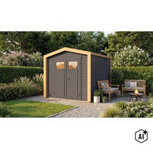 Abri de jardin moderne en bois avec doubles portes et fenêtres dans un jardin bien entretenu avec coin salon et brasero. (Image AI modified or generated)