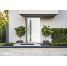 Porte d'entrée moderne avec rainures horizontales, insert vitré vertical et longue poignée de tirage dans une entrée de maison lumineuse et organisée.