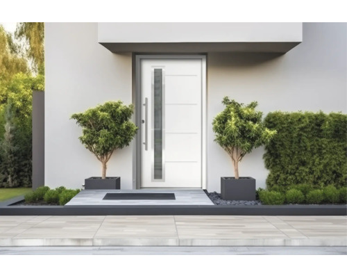 Porte d'entrée moderne avec rainures horizontales, insert vitré vertical et longue poignée de tirage dans une entrée de maison lumineuse et organisée.