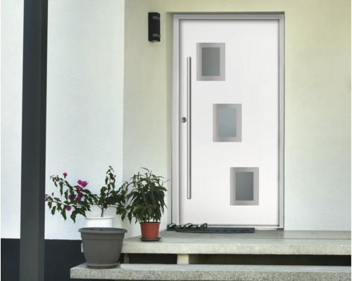 Porte d entrée blanche moderne avec trois ouvertures vitrées carrées et poignée en acier inoxydable dans une entrée lumineuse avec des plantes.