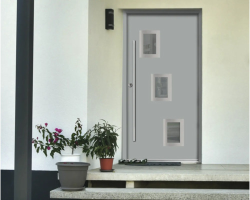 Moderne graue Eingangstür mit drei kleinen quadratischen Fenstern und langem Edelstahl-Stangengriff in einer hellen Fassade mit Topfpflanzen.
