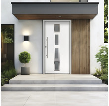 Entrée moderne et lumineuse avec porte, quatre inserts en verre, poignée en acier inoxydable, panneaux en bois, applique et marches en béton.