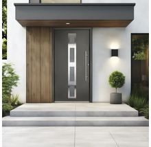 Porte d entrée moderne gris anthracite avec vitre, poignée en inox, façade en bois, éclairage extérieur et escalier en béton.