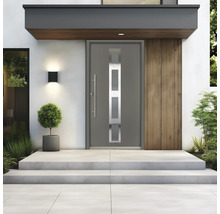 Porte d'entrée moderne avec quatre inserts en verre verticaux et poignée en acier inoxydable. Entrée avec marches en béton et façade en bois.