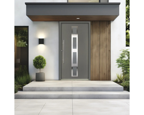 Porte d'entrée moderne avec quatre inserts en verre verticaux et poignée en acier inoxydable. Entrée avec marches en béton et façade en bois.