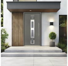 Porte d entrée grise moderne avec inserts vitrés et longue poignée à l entrée lumineuse d une maison avec marches en béton et plantes.