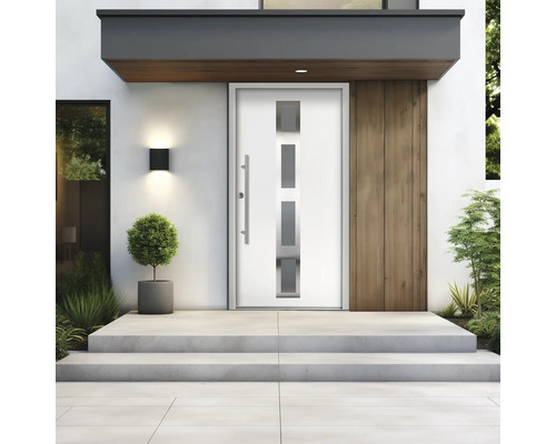 Entrée moderne et lumineuse avec porte, quatre inserts en verre, poignée en acier inoxydable, panneaux en bois, applique et marches en béton.
