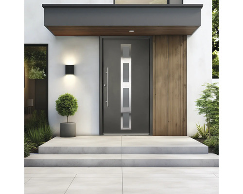 Porte d entrée moderne avec quatre inserts en verre rectangulaires et une longue poignée barre sur des marches en béton à côté d une façade en bois.