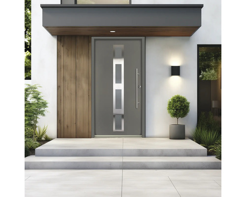 Porte d entrée grise moderne avec inserts vitrés et longue poignée à l entrée lumineuse d une maison avec marches en béton et plantes.