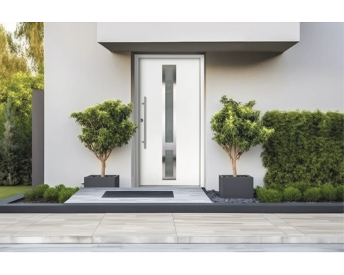 Porte d entrée moderne blanche avec insert en verre vertical et poignée barre en acier inoxydable dans une façade claire avec plantes.