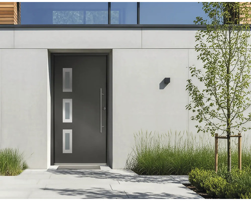 Porte d'entrée moderne anthracite avec trois vitrages rectangulaires et une longue poignée en acier inoxydable.