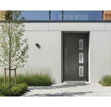 Porte d'entrée moderne gris foncé avec trois inserts en verre rectangulaires et une longue poignée verticale dans une façade claire.