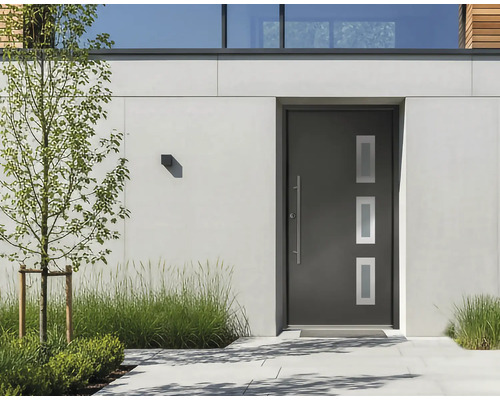 Porte d'entrée moderne gris foncé avec trois inserts en verre rectangulaires et une longue poignée verticale dans une façade claire.