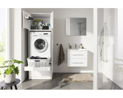 Modernes, helles Badezimmer mit weißem Waschmaschinenschrank, Waschbeckenunterschrank, Spiegel und Zimmerpflanze.