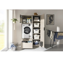 Waschmaschinenschrank in Beige mit integriertem Trockner, geöffneten Türen, Schublade, Regalen, Körben, Bügeleisen und Wäscheständer.