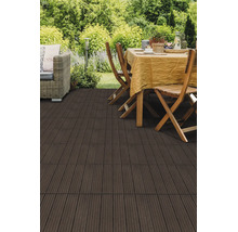 Dunkle WPC Terrassenfliesen auf einer hellen Gartenterrasse mit Esstisch, Holzstühlen und Lounge-Sessel im grünen Außenbereich.