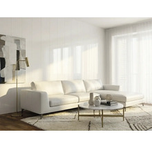 Hellt, modernt Wunnzëmmer mat engem wäissen Lieder-Ecksofa, engem ronne Marmer-Couchtisch, enger gëllener Stehlampe a Wandpaneelen.