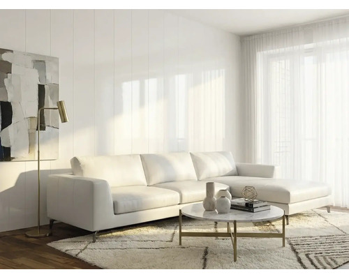 Hellt, modernt Wunnzëmmer mat engem wäissen Lieder-Ecksofa, engem ronne Marmer-Couchtisch, enger gëllener Stehlampe a Wandpaneelen.