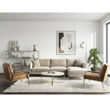 Modernes, helles Wohnzimmer mit beigem Ecksofa, zwei braunen Ledersesseln, rundem Marmortisch und weißem Teppich.