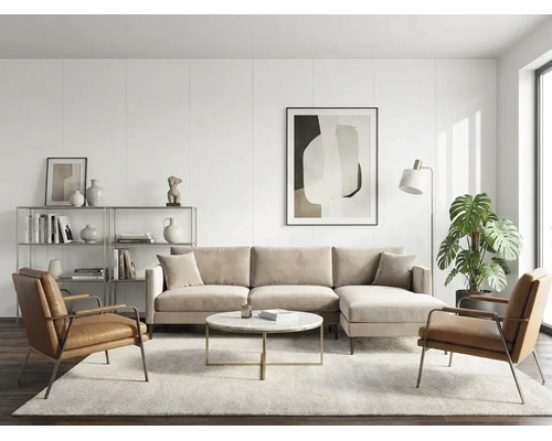 Modernes, helles Wohnzimmer mit beigem Ecksofa, zwei braunen Ledersesseln, rundem Marmortisch und weißem Teppich.